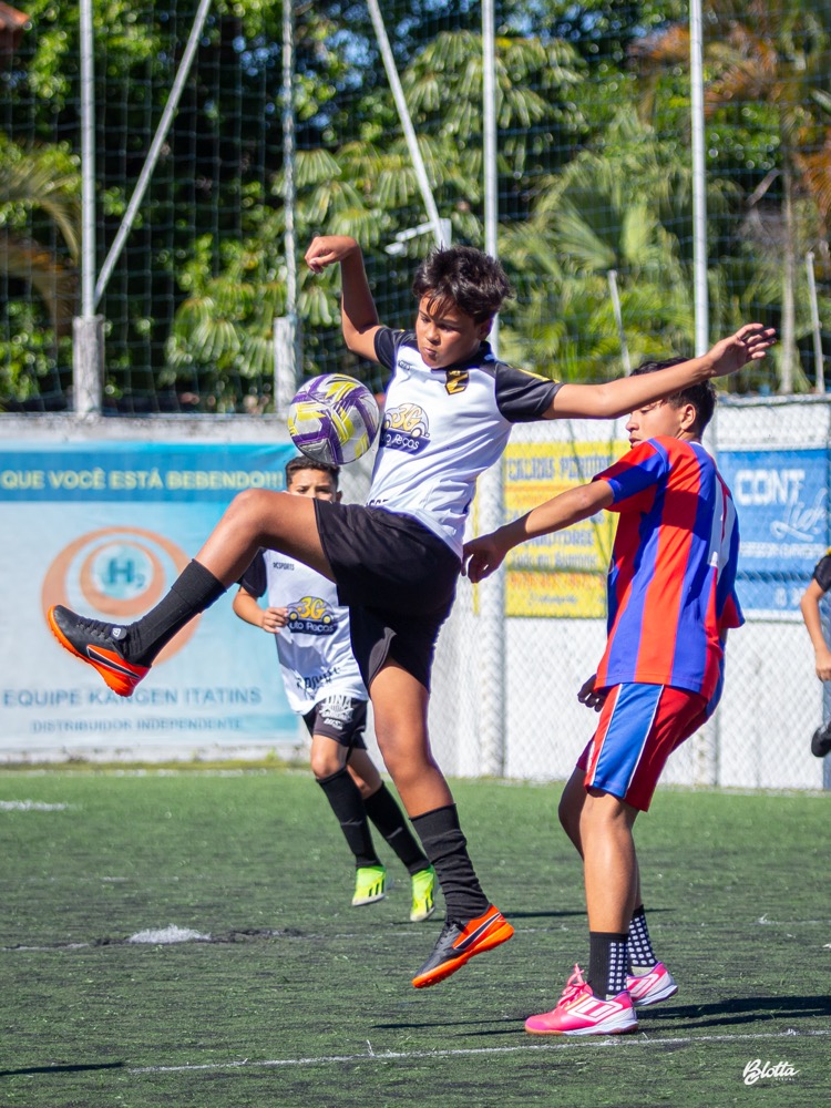 Disputa de bola durante treino da União Academy