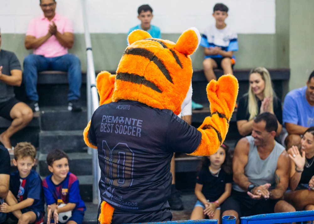 Mascote da União Academy com torcida