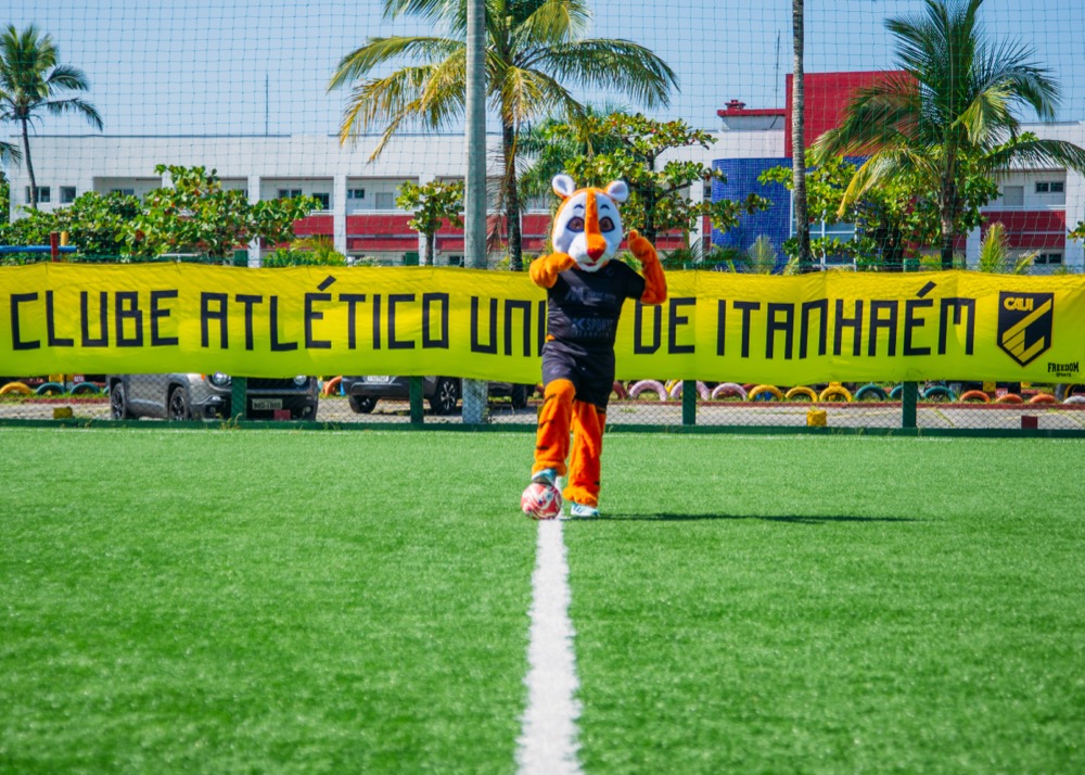 Mascote da União Academy no campo